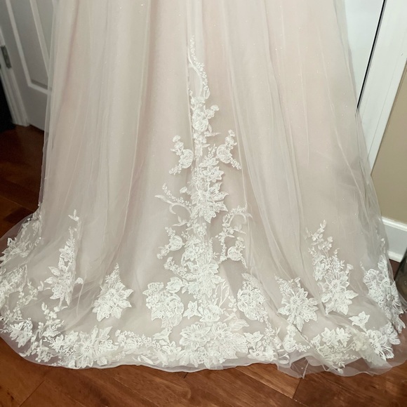 A contemporary white lace and tulle wedding dress with - Picture 9 of 14
